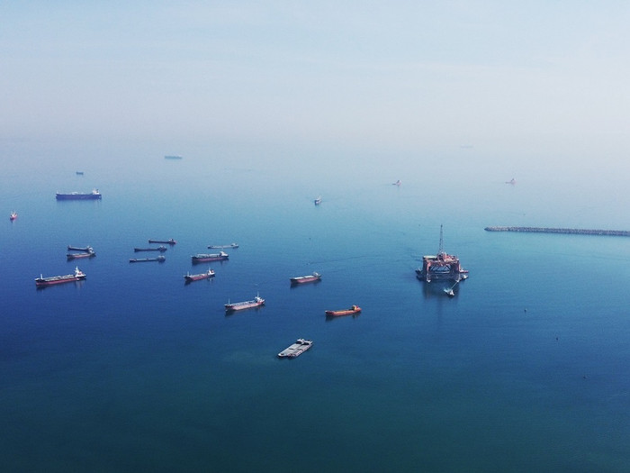 Giàn Đại Hùng 01 được lai dắt từ phao số 0 vào dock của DQS. Giàn Đại Hùng 01 được lai dắt từ phao số 0 vào dock của DQS.