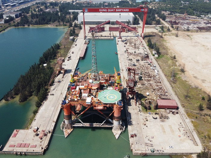 Giàn khoan Đại Hùng 01 trong dock của DQS. Giàn khoan Đại Hùng 01 trong dock của DQS.