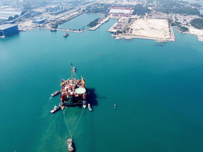 Giàn Đại Hùng 01 khi sắp vào dock DQS. Giàn Đại Hùng 01 khi sắp vào dock DQS.