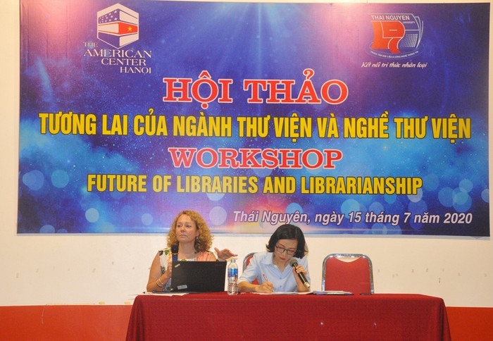 Bà Paula Kitendaugh (bên trái) trao đổi về vấn đề thư viện cần thay đổi như thế nào trong thời đại công nghệ 4.0 Bà Paula Kitendaugh (bên trái) trao đổi về vấn đề thư viện cần thay đổi như thế nào trong thời đại công nghệ 4.0