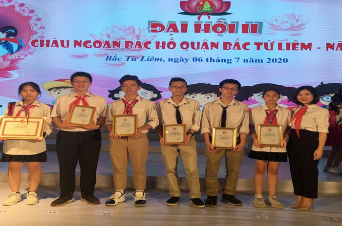 Học sinh 8G0 (từ trái qua phải: Khánh Chi, Thái Duy, Phú Thành) nhận danh hiệu Cháu ngoan Bác Hồ Học sinh 8G0 (từ trái qua phải: Khánh Chi, Thái Duy, Phú Thành) nhận danh hiệu Cháu ngoan Bác Hồ