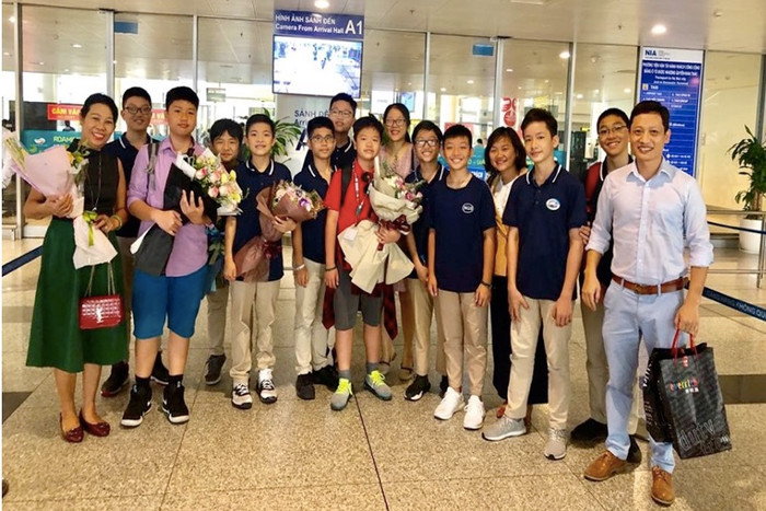 Phụ huynh, giáo viên, các bạn học 8G0 sinh đón đoàn dự thi Sage world trở về từ Mỹ Phụ huynh, giáo viên, các bạn học 8G0 sinh đón đoàn dự thi Sage world trở về từ Mỹ