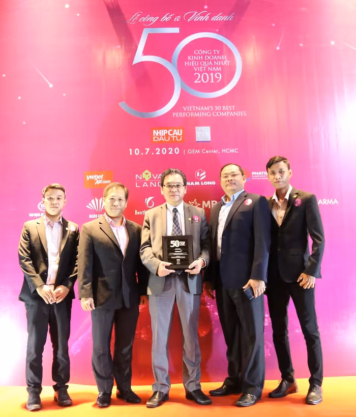 Ông Trần Hoài Phương - Giám đốc Khối Khách hàng doanh nghiệp, đại diện HDBank nhận danh hiệu Top những Công ty Kinh doanh Hiệu quả nhất Việt Nam.