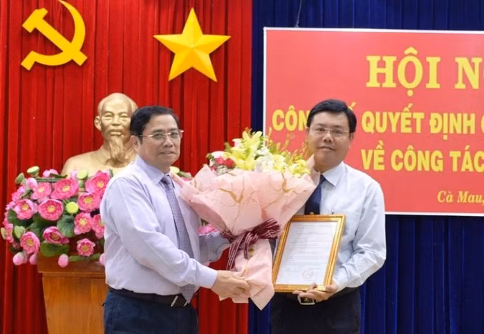 Đồng chí Phạm Minh Chính trao quyết định và chúc mừng đồng chí Nguyễn Tiến Hải. (Ảnh: VGP)