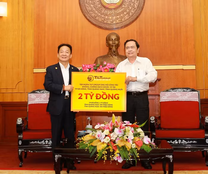 Ông Đỗ Quang Hiển, Chủ tịch Hội đồng quản trị Tập đoàn T&amp;T Group trao ủng hộ công tác phòng chống dịch Covid-19 tại miền Trung cho ông Trần Thanh Mẫn – Bí Thư Trung ương Đảng, Chủ tịch Ủy Ban Trung ương Mặt trận Tổ quốc Việt Nam.