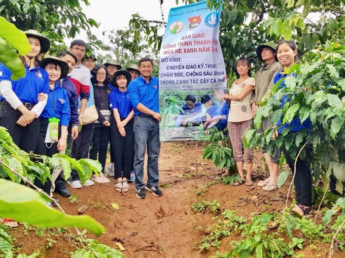 Đoàn trường Đại học Đà Lạt đưa &quot;tri thức xanh&quot; về buôn làng. ảnh: NVCC.
