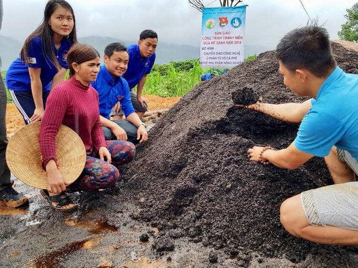 Thầy Tuấn Anh (áo xanh ở giữa) chuyển giao công nghệ ủ phân từ vỏ cà phê cho đồng bào K&apos;Ho. ảnh: NVCC.