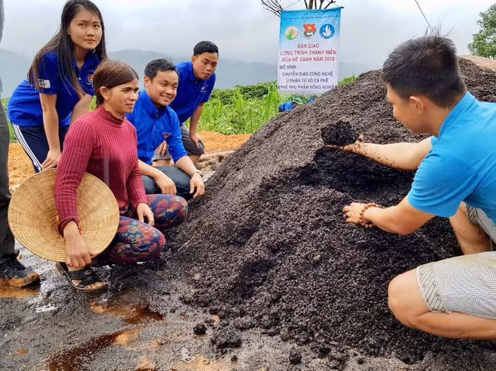 Thầy Tuấn Anh (áo xanh ở giữa) chuyển giao công nghệ ủ phân từ vỏ cà phê cho đồng bào K'Ho. ảnh: NVCC. Thầy Tuấn Anh (áo xanh ở giữa) chuyển giao công nghệ ủ phân từ vỏ cà phê cho đồng bào K'Ho. ảnh: NVCC.