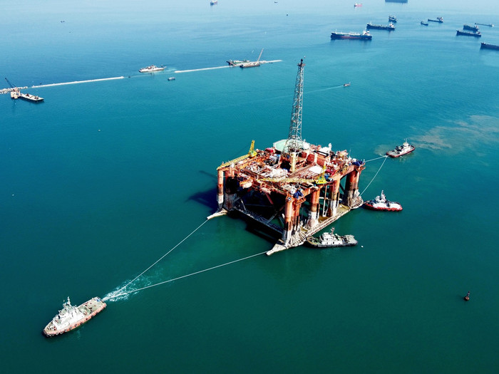 Đại Hùng 01 là giàn khai thác nửa nổi, nửa chìm duy nhất tại Việt Nam. Đại Hùng 01 là giàn khai thác nửa nổi, nửa chìm duy nhất tại Việt Nam.