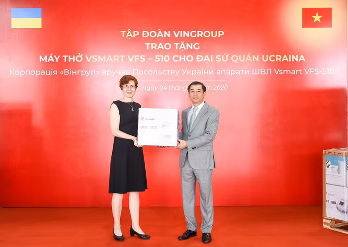 Tập đoàn Vingroup trao tặng máy thở Vsmart VFS-510 cho Đại sứ quán Ucraina.