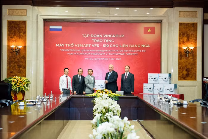 Tập đoàn Vingroup trao tặng máy thở Vsmart VFS-510 cho Cộng hòa Liên bang Nga.