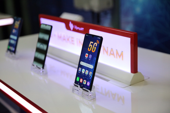 Vsmart Aris 5G là smartphone Việt Nam đầu tiên có kết nối 5G. Vsmart Aris 5G là smartphone Việt Nam đầu tiên có kết nối 5G.