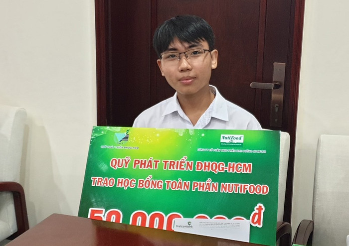 Em Phạm Trần Quốc Chiến, sinh viên khoa Ngữ Văn Anh (Đại học Khoa học Xã hội và Nhân văn) nhận học bổng toàn phần NutiFood. Em Phạm Trần Quốc Chiến, sinh viên khoa Ngữ Văn Anh (Đại học Khoa học Xã hội và Nhân văn) nhận học bổng toàn phần NutiFood.