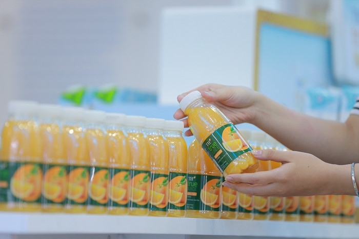 Phó giáo sư Nguyễn Thị Lâm đánh giá cao loại nước ép trái cây đóng chai sử dụng nguyên liệu hoàn toàn tự nhiên và hoàn toàn không bổ sung đường. Phó giáo sư Nguyễn Thị Lâm đánh giá cao loại nước ép trái cây đóng chai sử dụng nguyên liệu hoàn toàn tự nhiên và hoàn toàn không bổ sung đường.