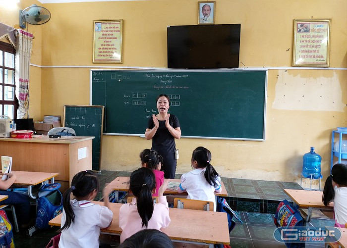 Hàng loạt giáo viên sẽ “rớt hạng” dù đã đạt chuẩn bằng cấp chì vì... chứng chỉ bồi dưỡng? (Ảnh minh hoạ: Lã Tiến) Hàng loạt giáo viên sẽ “rớt hạng” dù đã đạt chuẩn bằng cấp chì vì... chứng chỉ bồi dưỡng? (Ảnh minh hoạ: Lã Tiến)