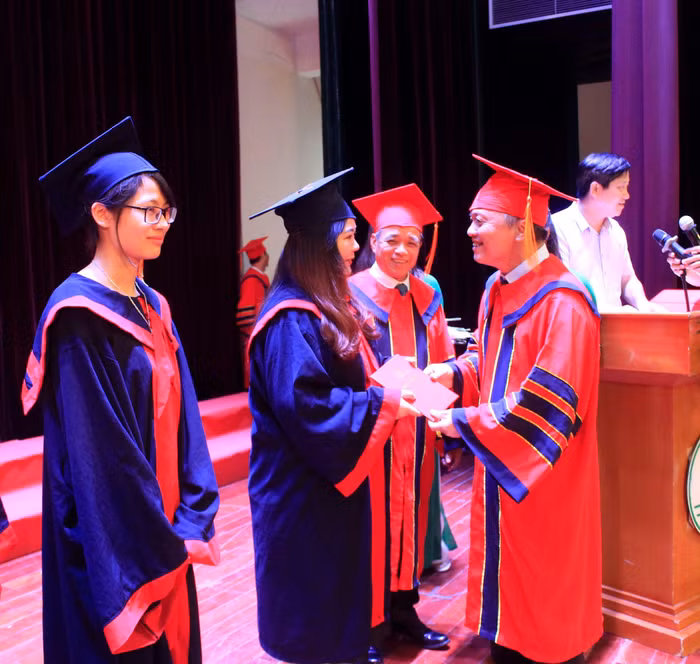 Giáo sư Lê Ngọc Thành trao bằng tốt nghiệp cho tân Bác sĩ đa khoa khoá 3 và tân Dược sĩ khoá 4. Giáo sư Lê Ngọc Thành trao bằng tốt nghiệp cho tân Bác sĩ đa khoa khoá 3 và tân Dược sĩ khoá 4.