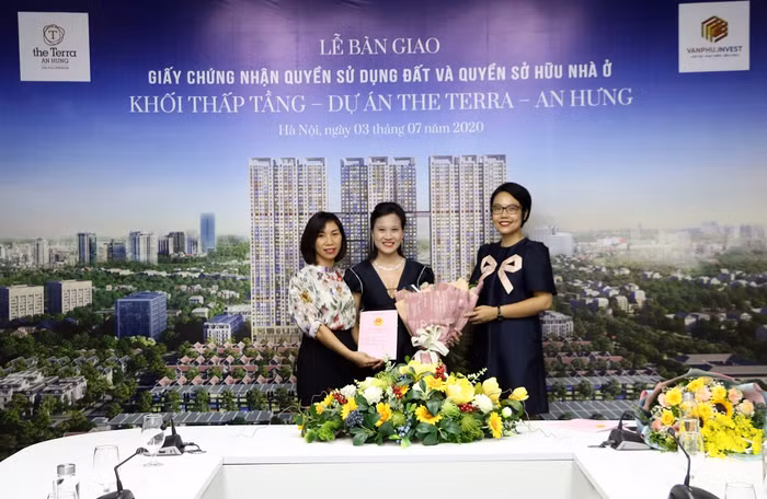 Khách mua shophouse tại The Terra - An Hưng đã được nhận sổ đỏ ảnh 1