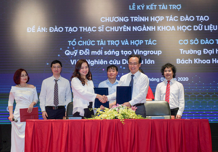 Phó Giáo sư, Tiến sĩ khoa học Phan Thị Hà Dương – Giám đốc điều hành Quỹ Đổi mới sáng tạo Vingroup ký kết hợp tác đào tạo với đại diện Trường Đại học Bách Khoa Hà Nội. Phó Giáo sư, Tiến sĩ khoa học Phan Thị Hà Dương – Giám đốc điều hành Quỹ Đổi mới sáng tạo Vingroup ký kết hợp tác đào tạo với đại diện Trường Đại học Bách Khoa Hà Nội.