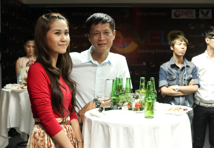 Cười "bẽn lẽn" bên cạnh người đẹp.