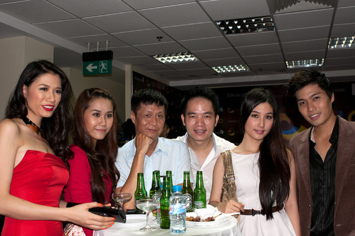 Đạo diễn Lê Hoàng không còn "mặt lạnh như tiền" như thường thấy khi anh ngồi ghế giám khảo Cặp đôi hoàn hảo (thứ 3 từ trái sang).