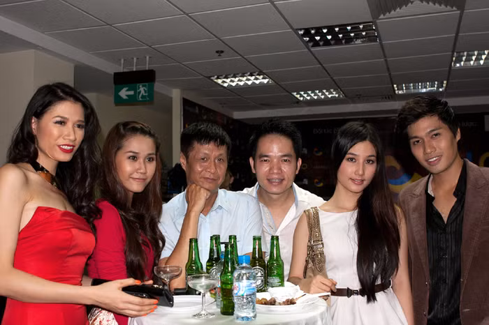 Đạo diễn Lê Hoàng không còn "mặt lạnh như tiền" như thường thấy khi anh ngồi ghế giám khảo Cặp đôi hoàn hảo (thứ 3 từ trái sang).