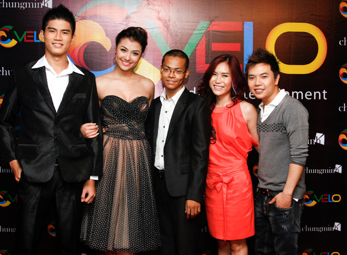 Hồng Quế trẻ trung khoe vai trần (thứ hai từ trái sang)