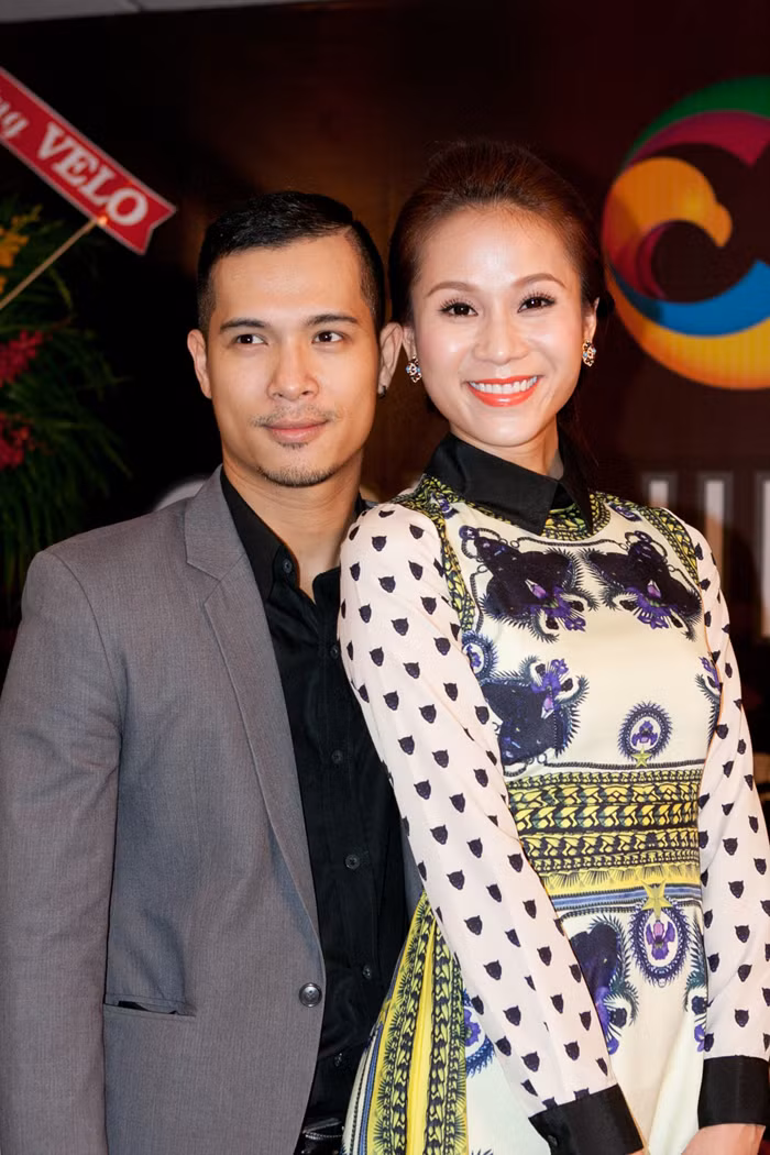 Người mẫu Thái Hà cười tươi rạng rỡ.