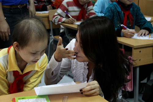 Trương Ngọc Ánh rơi lệ khi đến thăm lớp học Hy Vọng ảnh 4