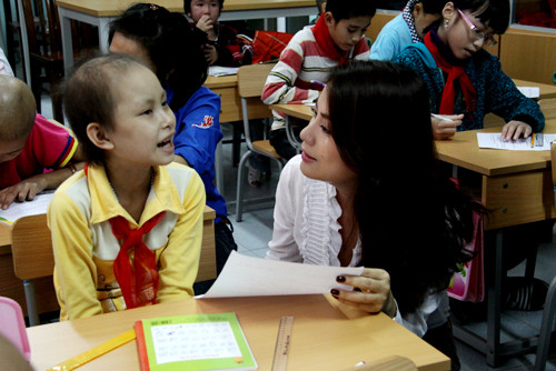Trương Ngọc Ánh rơi lệ khi đến thăm lớp học Hy Vọng ảnh 3