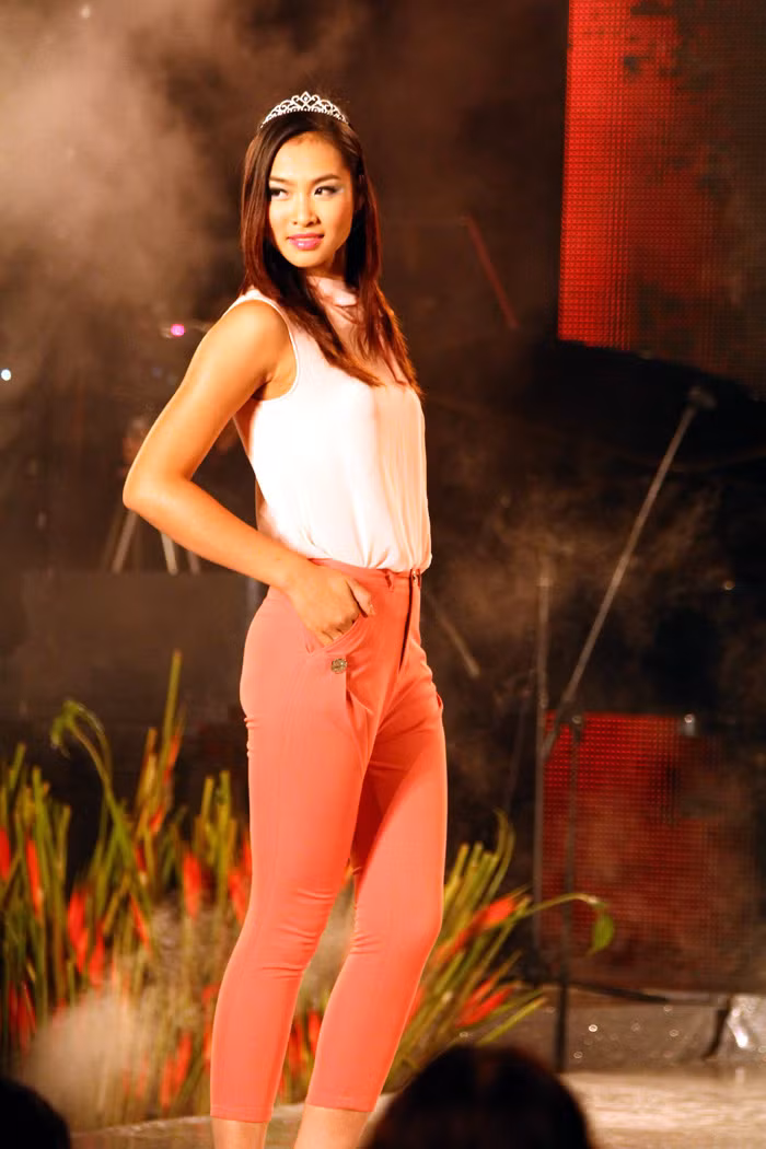 Trông bạn thật trẻ trung năng động với quần kaki chun màu cà rốt với áo thun sát nách màu hồng nhạt.