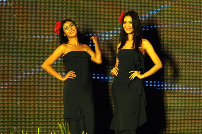 Những chiếc váy đen huyền bí này chỉ dành cho những cô nàng có thân hình nóng bỏng bởi màu đen cũng khá chọn người mặc.