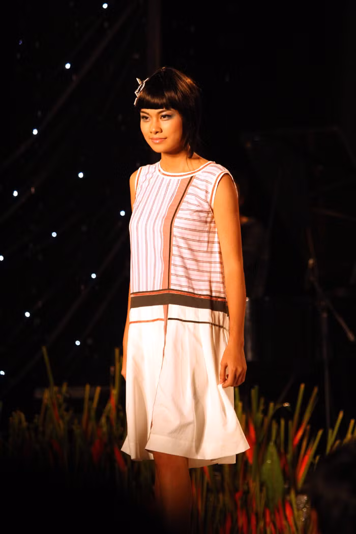 Trẻ trung, tinh nghịch và nổi bật là chiếc váy suông, sọc và sát nách này mang lại cho người mặc.