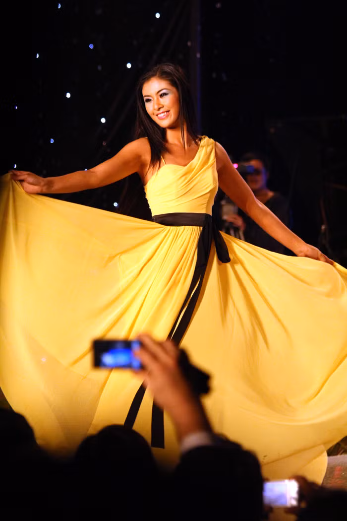 Dịu dàng nhưng rực rỡ như một đóa hoa mùa Xuân đang tỏa sắc.