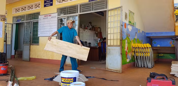 Giáo viên chung ta tổ chức nhiều hoạt động giúp đỡ học sinh nghèo (Ảnh:NVCC)