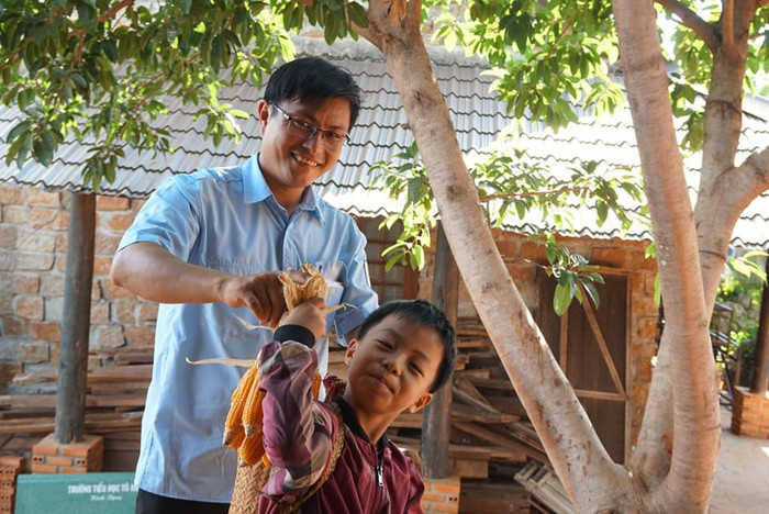 Thầy giáo Mai Văn Chuyền một lòng vì học sinh (Ảnh:NVCC) Thầy giáo Mai Văn Chuyền một lòng vì học sinh (Ảnh:NVCC)