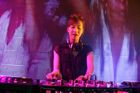 Mỗi ca làm của Trang khoảng từ 40 phút đến 1 tiếng trên sàn, thời gian rỗi thì ngồi xem và học hỏi kỹ năng từ các đồng nghiệp.