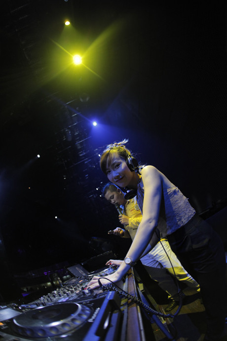 "Nhưng trên tất cả, tôi cảm nhận được niềm hạnh phúc khi có thể biến hóa âm thanh và thấy khán giả yêu thích đắm chìm trong điệu nhạc đó", cô hào hứng.