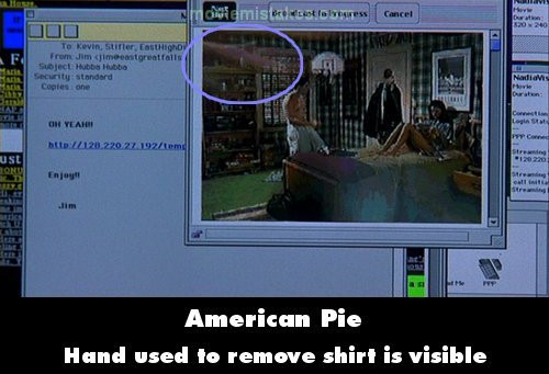 Chiếc khăn đã bị lọt vào khuôn hình.