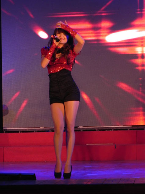 Khánh Chi, em gái Công Vinh khoe chân dài gợi cảm với vũ điệu sôi động.