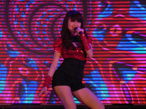 Khánh Chi khéo léo khoe những đường cong cơ thể.