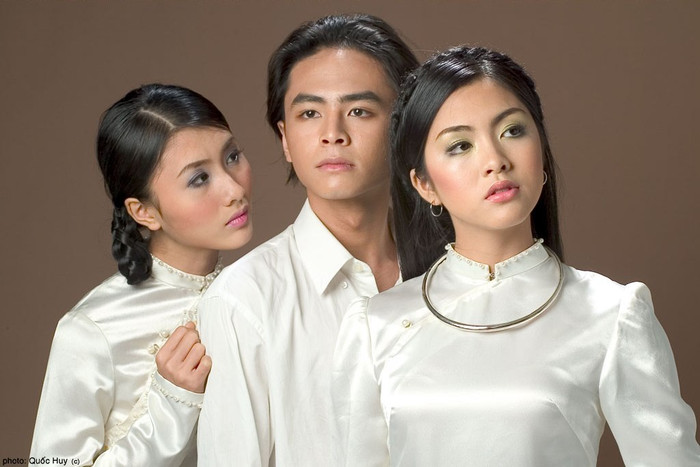 Cô vào vai người tình của thi sĩ họ Hàn và trở thành Nàng Thơ gợi cảm hứng cho Hàn sáng tác ra những áng thơ tuyệt vời. Cô vào vai người tình của thi sĩ họ Hàn và trở thành Nàng Thơ gợi cảm hứng cho Hàn sáng tác ra những áng thơ tuyệt vời.