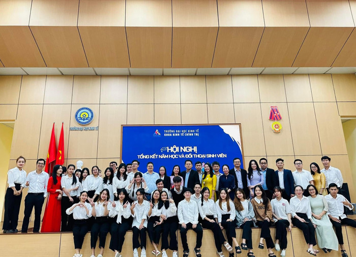 Sinh viên khoa Kinh tế chính trị, Trường Đại học Kinh tế, Đại học Huế tham gia Hội nghị Tổng kết năm học và Đối thoại sinh viên. Ảnh: NTCC a5b66e90264d8713de5c.jpg