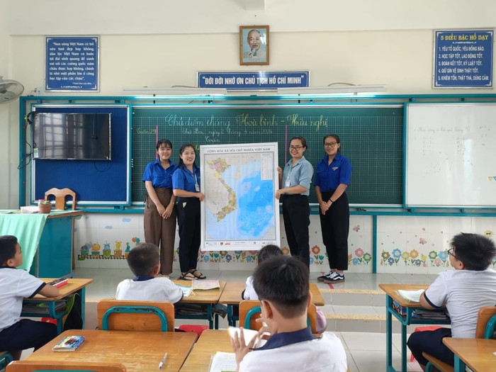 Sinh viên thực tập tự tin trên giảng đường. Ảnh: NTCC th 2.jpg