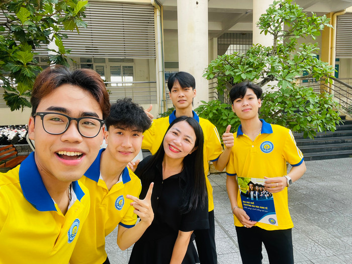 Tiến sĩ Hà Thị Hằng, Trưởng khoa Kinh tế chính trị, Trường Đại học Kinh tế, Đại học Huế và các sinh viên trong khoa. Ảnh: NVCC dec4635bb38912d74b98.jpg
