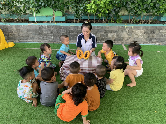 Bích Trâm đang chơi giao lưu cùng các bạn nhỏ tại Trường Mầm non Thạnh An. Ảnh: NVCC z5408712656795_55da1906225e36d30bb62cb70491ac14 (1).jpg