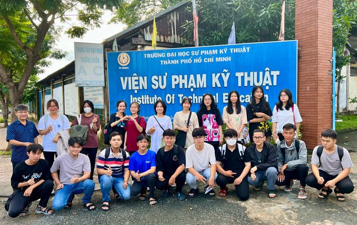 Phó Giáo sư, Tiến sĩ Bùi Văn Hồng (đứng ngoài cùng phía bên trái) cùng các sinh viên Viện Sư phạm Kỹ thuật, Trường Đại học Sư phạm Kỹ thuật Thành phố Hồ Chí Minh. Ảnh: NVCC bff72a55316f9f31c67e.jpg