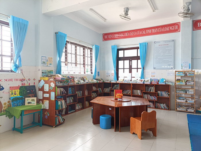 Phòng thư viện Trường Tiểu học Thạnh An được thiết kế rộng rãi, tạo không gian thoải mái cho các hoạt động học tập và sinh hoạt của học sinh. Ảnh: NTCC e87429fae28443da1a95.jpg