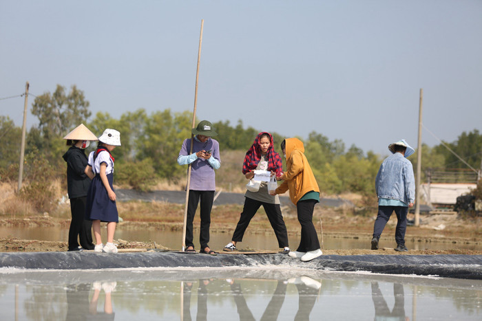 Học sinh, sinh viên và giáo viên khi đang chuẩn bị cho dự án Liên hoan phim tiếng Anh cấp Tiểu học. Ảnh: NTCC liên hoan phim.jpg