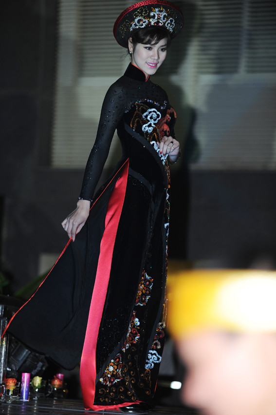 Thiết kế chủ đạo trong bộ sưu tập áo dài nhung của Ngân An lấy ý tưởng từ mây và sóng. Áo dài nhung tạo cho người mặc một sự chững chạc, sang trọng nhưng không kém phần quyến rũ. Thiết kế chủ đạo trong bộ sưu tập áo dài nhung của Ngân An lấy ý tưởng từ mây và sóng. Áo dài nhung tạo cho người mặc một sự chững chạc, sang trọng nhưng không kém phần quyến rũ.