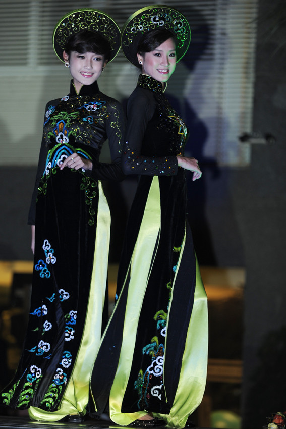 Sự hòa quyện những tông màu nhấn đã làm nên sự đặc sắc của bộ sưu tập áo dài của NTK Ngân An Sự hòa quyện những tông màu nhấn đã làm nên sự đặc sắc của bộ sưu tập áo dài của NTK Ngân An